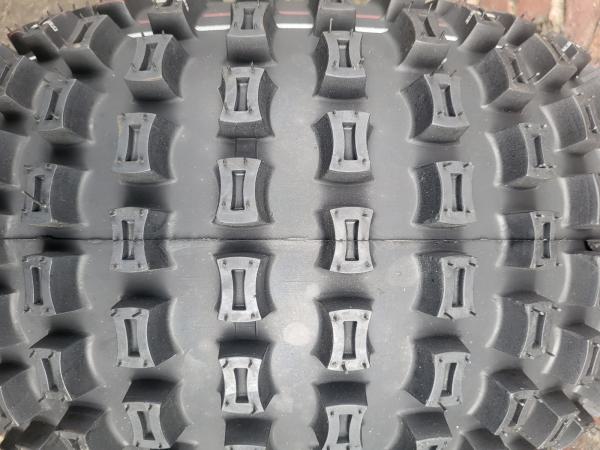 Komplettrad 22X11-10, 4-PLY grobstolliger Reifen auf schwarzer  Stahlfelge montiert