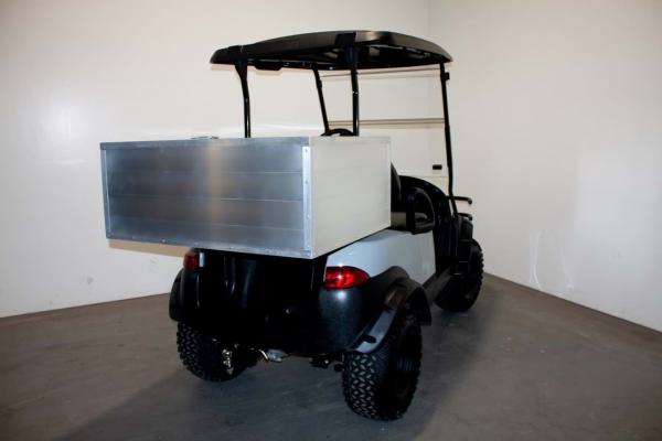 Ladebox aus Aluminium geschlossen für den E-Z-GO TXT